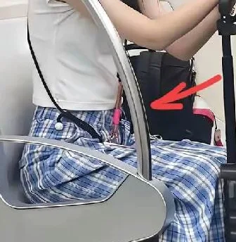 捷運這動作全場看傻 網怒：年輕人太脫序 第 4 張