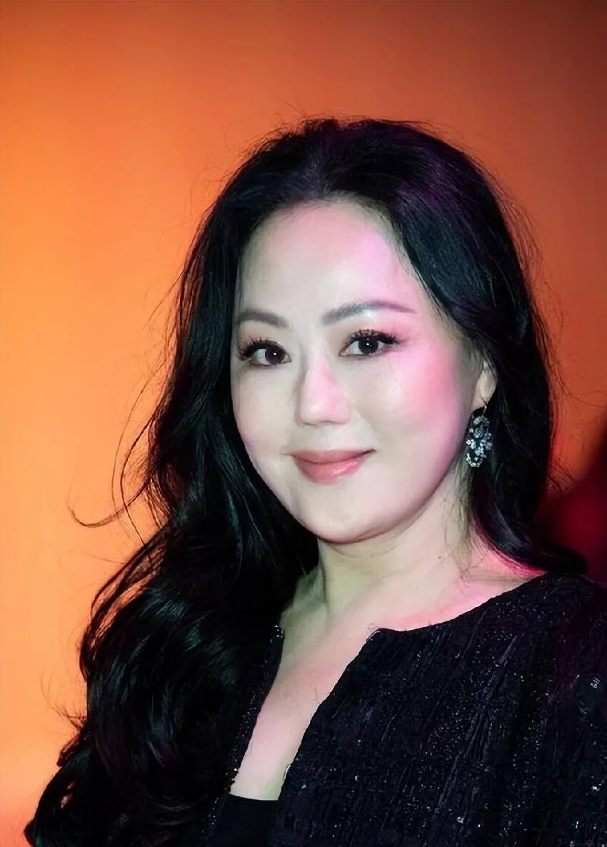 45歲仍活躍影壇，歷經兩段婚姻風波，62歲回首與鍾鎮濤的婚姻坦言有遺憾 第 5 張