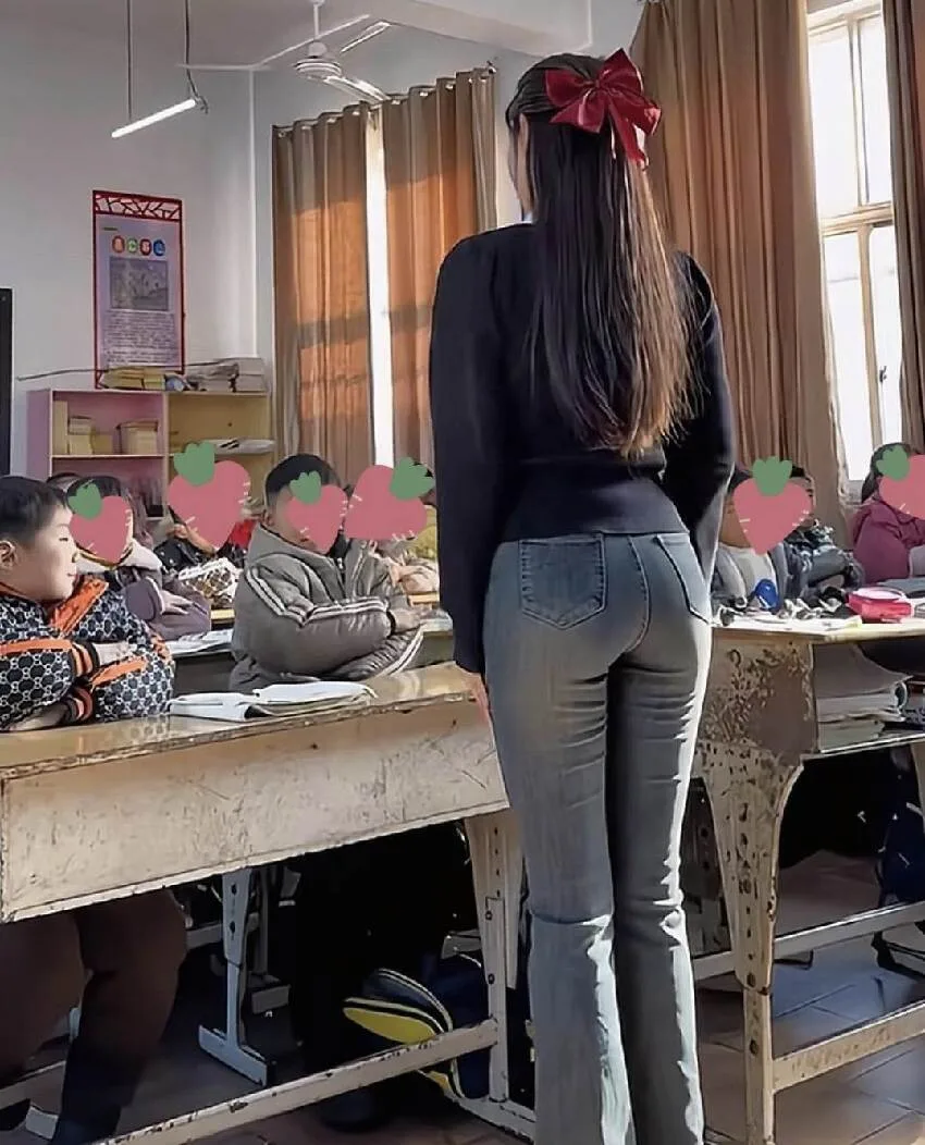 女老師穿緊身褲上課挨批!第4張照讓全場傻眼 第 3 張