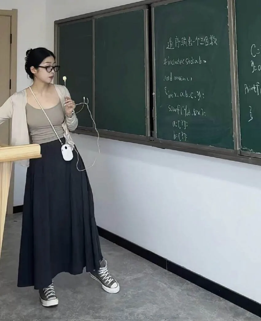 女老師穿緊身褲上課挨批!第4張照讓全場傻眼 第 7 張