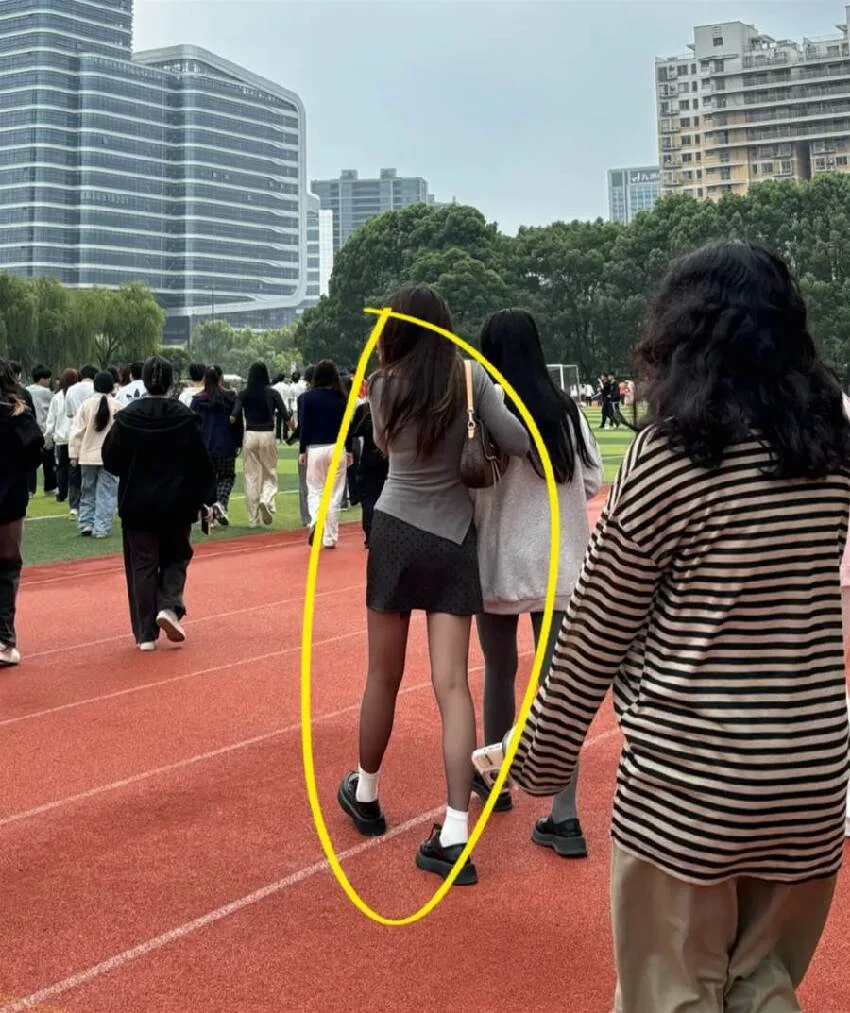 大學生穿搭真實吶喊：第4套笑到我肚子痛🤣 第 11 張
