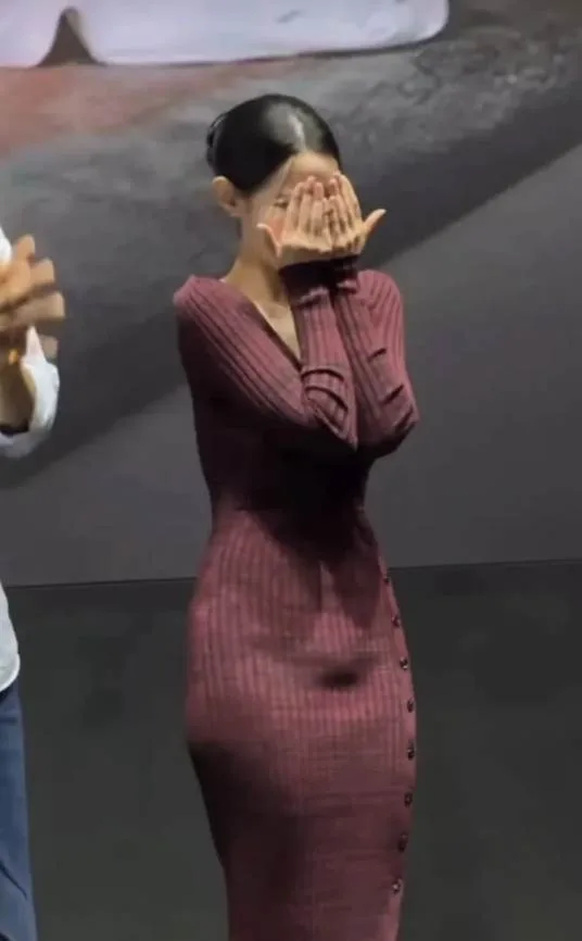 百萬女神腹部隆起！下秒舉動讓網全看哭 第 4 張