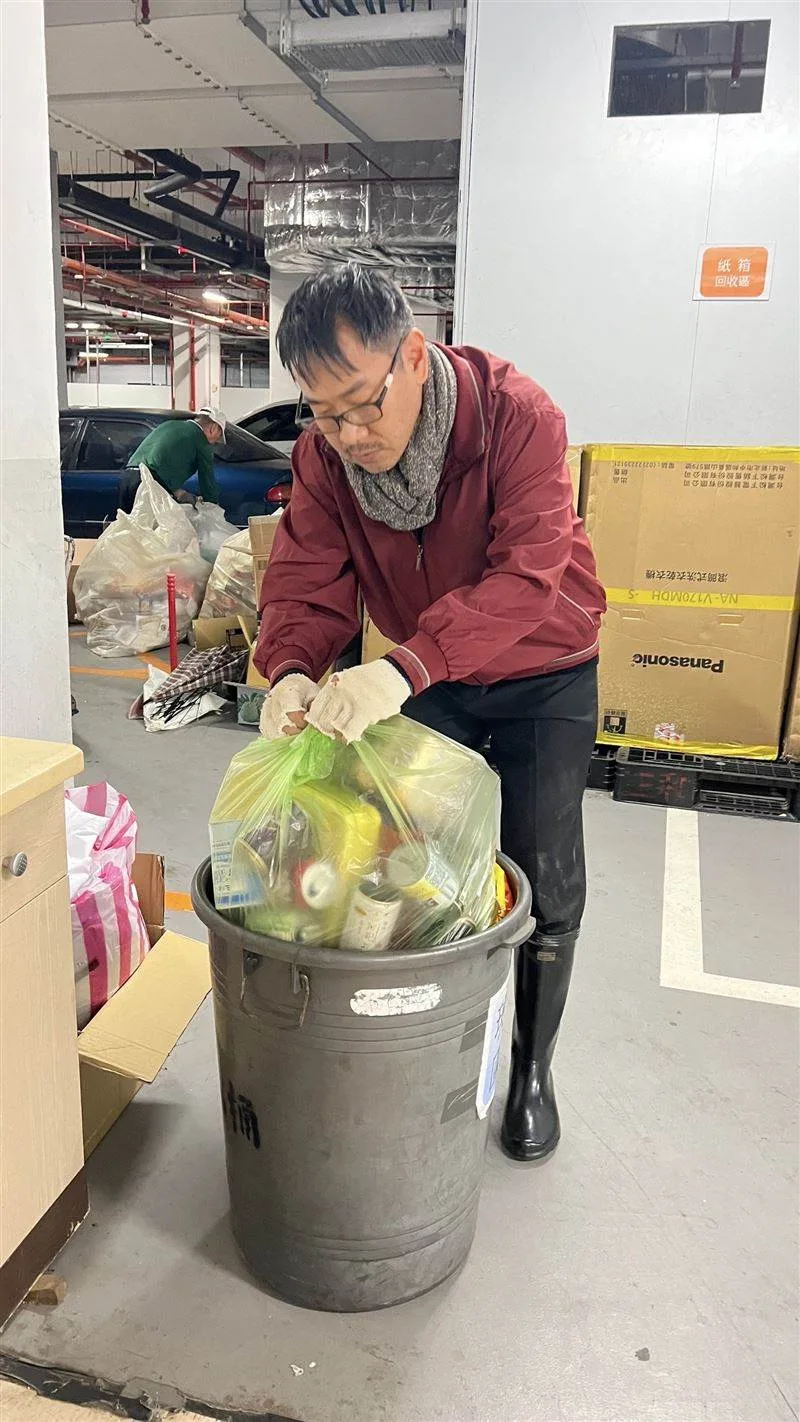 本土劇男星淪落街頭撿回收?憔悴樣曝光真相揭曉 第 2 張
