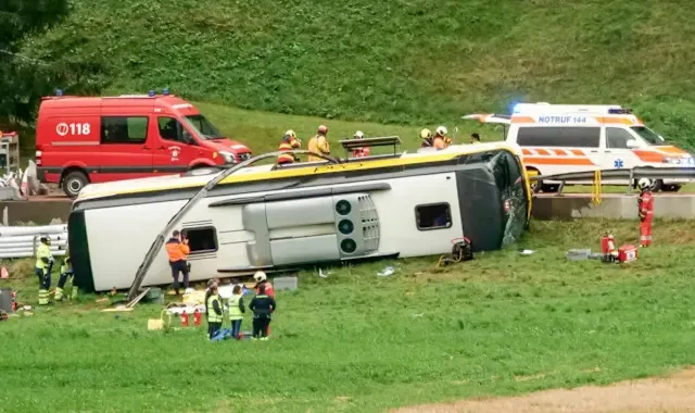 遊覽車翻覆多人傷!總統緊急回應了 第 4 張