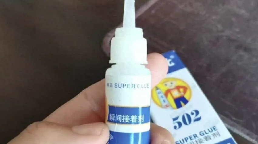踩爆強力膠噴進孩子左眼慘被黏住 爸60秒神救援連醫生都讚教科書 第 9 張