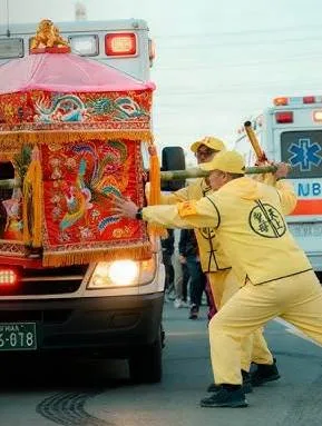 媽祖轎攔救護車引眾怒，車門一開全場竟跪了 第 1 張