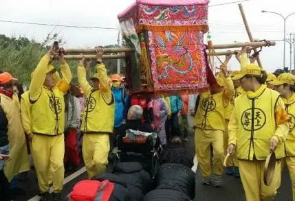 媽祖轎攔救護車引眾怒,車門一開全場竟跪了 第 4 張
