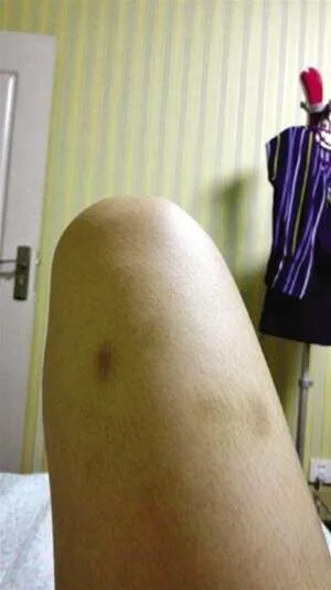 女婿癱瘓後,丈母孃照顧時總支開女兒,她偷偷返回一看當場嚇傻 第 7 張