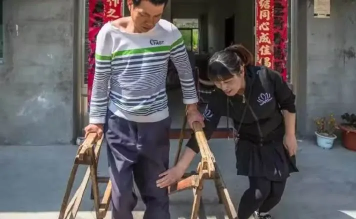 女婿癱瘓後,丈母孃照顧時總支開女兒,她偷偷返回一看當場嚇傻 第 9 張