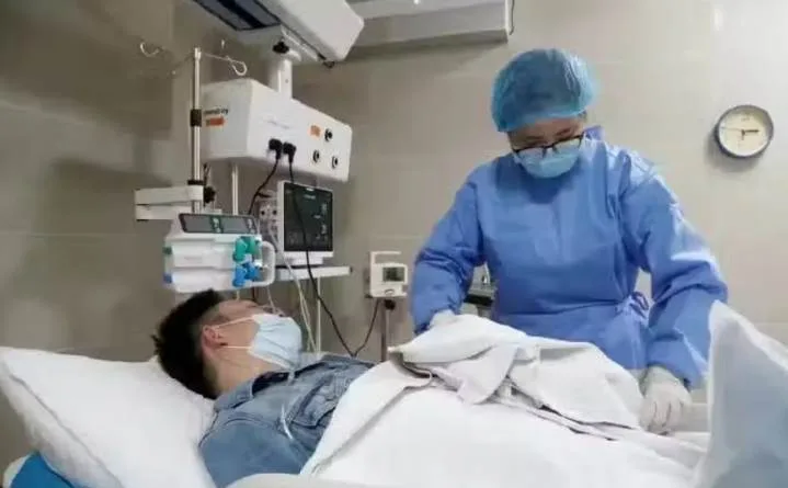 女婿癱瘓後,丈母孃照顧時總支開女兒,她偷偷返回一看當場嚇傻 第 5 張