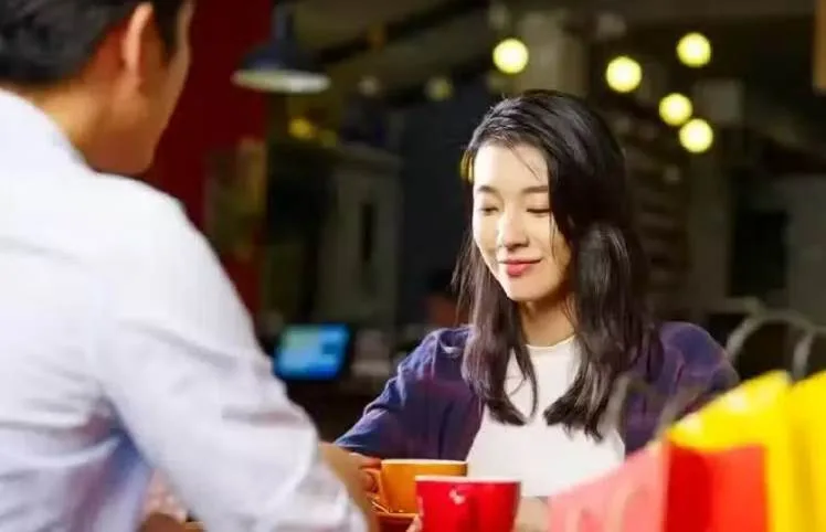 女婿癱瘓後,丈母孃照顧時總支開女兒,她偷偷返回一看當場嚇傻 第 2 張
