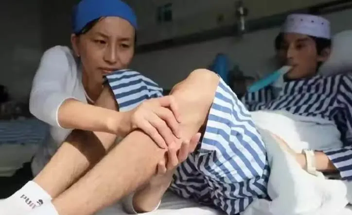 女婿癱瘓後,丈母孃照顧時總支開女兒,她偷偷返回一看當場嚇傻 第 6 張