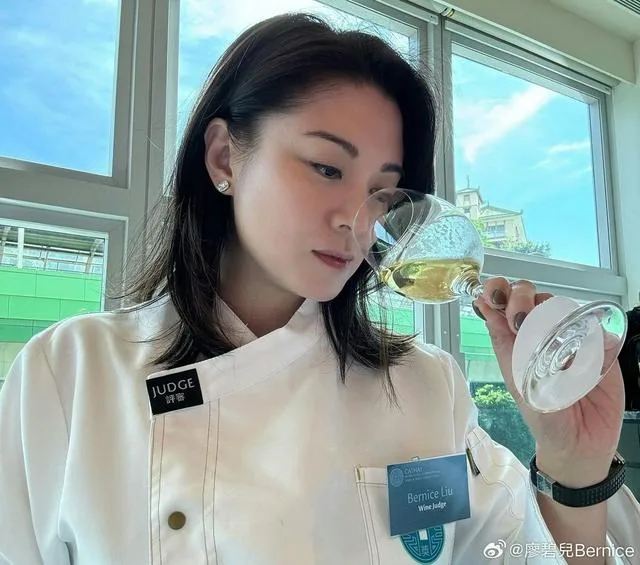 香港知名女星傳戀70歲百億富商,劇中搭檔集體催婚,她當場落淚 第 4 張