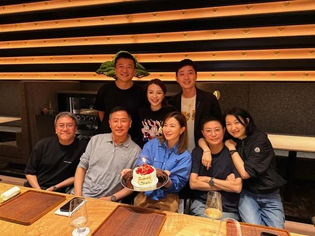 恭喜!香港知名女歌手傳秘婚近一年,嫁足球隊班主,父母現身支援 第 2 張