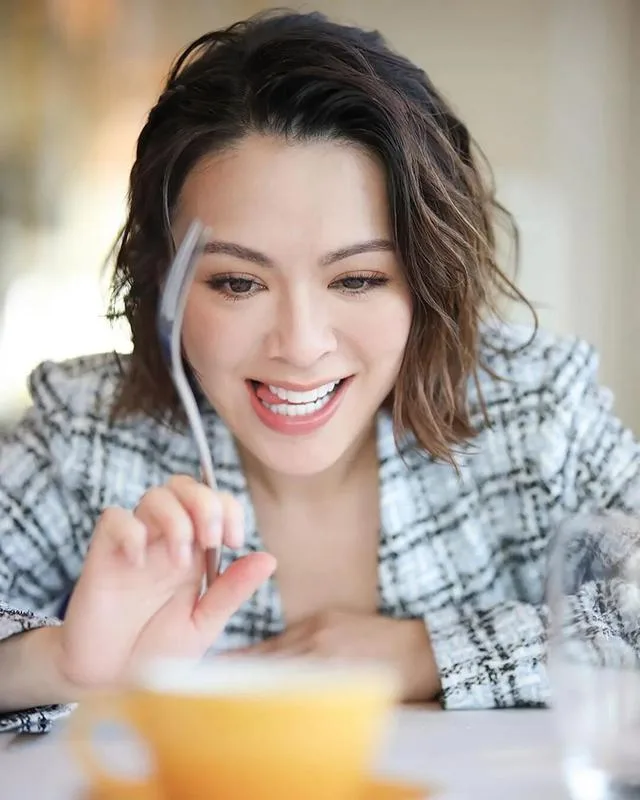 恭喜!香港知名女歌手傳秘婚近一年,嫁足球隊班主,父母現身支援 第 5 張