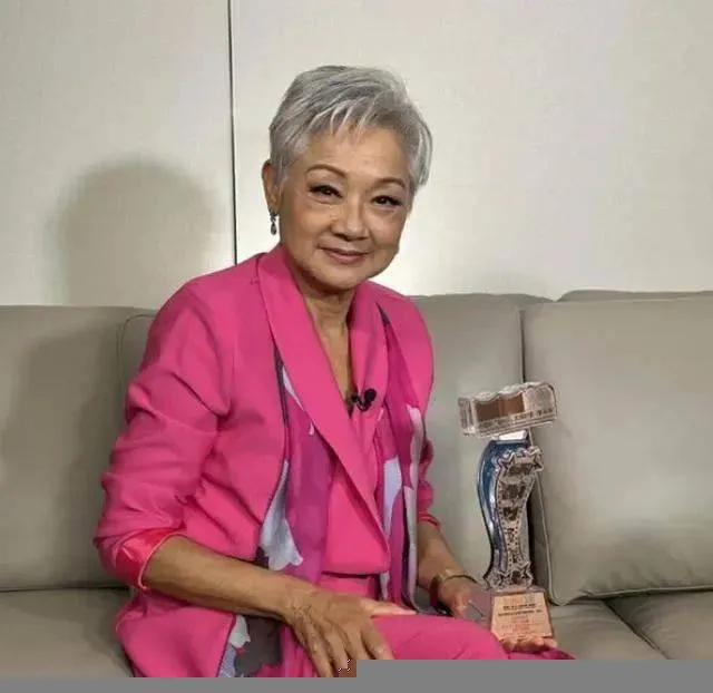 出道5年就退休!她靠一首歌賺16套豪宅,76歲復出撈金原因曝光 第 7 張
