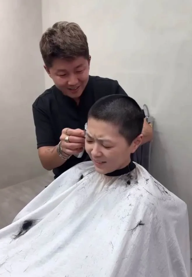 台語歌后陳盈潔驚傳剃平頭憔悴現身醫院 她親口證實：真的是我 第 6 張