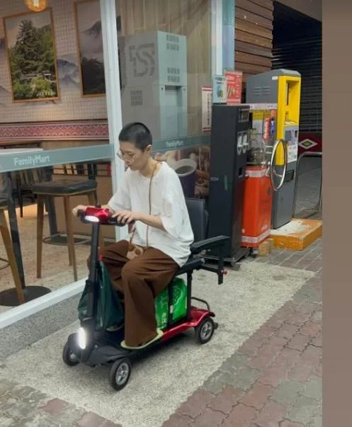 台語歌后陳盈潔驚傳剃平頭憔悴現身醫院 她親口證實:真的是我 第 2 張