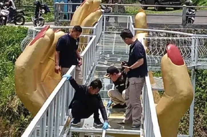 15米高玻璃橋突碎裂!遊客墜落山谷1死,內幕曝光罔顧人命 第 5 張